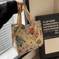 Tragetasche aus Canvas mit Blumenmuster in Creme und Naturmotiven für den Alltag - Kleines Rosa