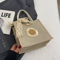 Handgefertigte Jute-Handtasche mit weißem Gänseblümchen und Spitzen-Schleife - Beige Knopf-Stil (Mit Zubehör)