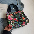 Borsa tote in tela nera stile etnico con motivi di fiori di peonia e manici neri - Piccolo / Nero