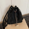 Elegante bolso bombonera negro con cierre de mariposa y detalles de perlas - Negro