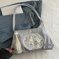 Borsa a tracolla grigia con ricamo floreale e nappa decorativa in un set lifestyle - Stile Ciondolo con Nappina Cinese / Grigio