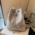 Bolso saco blanco hueso con hebilla de mariposa plateada y detalles de perlas - Plateado