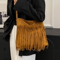Borsa a tracolla in pelle scamosciata marrone stile boho con frange e occhielli metallici - Marrone Giallastro