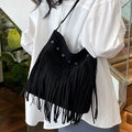 Borsa a secchiello boho nera in finta pelle scamosciata con frange e borchie - Nero