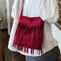 Borsa a tracolla bordeaux in camoscio con lunghe nappe e occhielli in metallo argento - Rosso