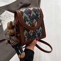 Mini borsa a tracolla verticale marrone con motivo geometrico e ciondolo a coniglio - Blu Con Ciondolo Coniglio