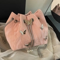 Roze bucket bag met trekkoord, rimpeltextuur, zilveren vlinder en parelaccenten - Roze