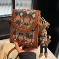 Borsa a tracolla verticale marrone con motivo geometrico e ciondolo a coniglietto - Cachi Con Pendaglio Coniglio