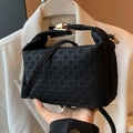Elegante borsa a mano intrecciata nera con chiusura dorata e design strutturato - Nero