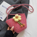 Sac bandoulière tissé à la main avec motif à carreaux rouges et fleur 3D jaune - Style 1 Marguerite Rouge