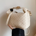 Elegante borsa a mano beige con trama intrecciata, chiusura dorata e manico tondo - Bianco Sporco
