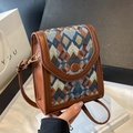 Borsa a tracolla verticale in pelle marrone con motivo geometrico colorato a trama - Blu