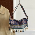 Ethno-Schultertasche in Dunkelblau mit orangefarbenem geometrischem Muster und Quasten - Stil 2