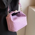 Borsa a tracolla intrecciata lavanda con finiture dorate su blazer nero - Viola