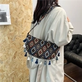 Handgewebte Boho-Umhängetasche mit geometrischer Stickerei und blauen Fransen-Quasten - Modell 4