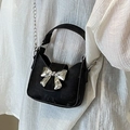 Mini-Handtasche in Schwarz mit silberner Schleife und Kettengurt für Damen - Schwarz