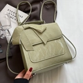 Mochila de cuero verde claro con textura de mármol, lazo elegante y correas ajustables - Verde