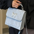 Sac bandoulière plissé bleu clair avec papillon argenté et poignée pour femme - Bleu