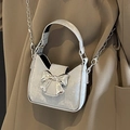 Silberne Mini-Handtasche mit Metallschleife und Kettenträger für Damen in Matt-Optik - Grau