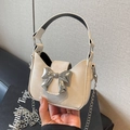 Mini cremeweiße Schleifenhandtasche mit silbernem Metallanhänger und Kettenriemen - Weiß