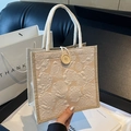 Borsa in lino beige con jacquard a rose bianche e manico rustico in corda intrecciata - Stile con Bottone Cachi