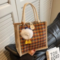 Leinen-Bento-Tasche mit rot-blauem Karomuster und kleinem Monster-Anhänger - Khaki Knopf Stil mit Entenanhänger