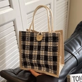 Borsa tote in lino con motivo a scacchi bianchi e neri e manici in corda intrecciata - Nero Con Bottone
