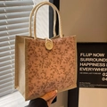 Borsa bento floreale francese con motivi rosa, patchwork in lino beige e grande bottone - Rosa Stile Bottone