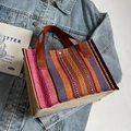 Ethno-Tragetasche mit bunten orange-pinken Streifen und braunen Webgriffen - Orange Gurtband Stil