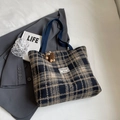Borsa tote in lana a quadri blu e kaki con ciondolo a forma di orso per pendolari - Grande Nero Con Ciondolo Marrone