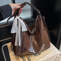Sac cabas marron foncé brillant avec nœud en dentelle blanche et lettre embossée - Café