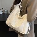 Grande borsa tote in pelle bianco avorio con goffratura numero dieci e fiocco in pizzo - Bianco Sporco