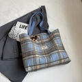 Borsa tote in lana a quadri blu con ciondolo a orsetto su blazer grigio per l'autunno - Grande Blu Con Ciondolo Marrone