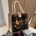 Bruine geruite linnen shopper met touwhandvatten en decoratieve grote witte knoop - Zwarte Knoopstijl Met Bruine Elf Hanger