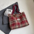 Borsa tote in lana scozzese rosso-marrone con manici bordeaux e ciondolo a orsetto - Grande Rosso Con Ciondolo Marrone