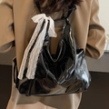 Borsa hobo in vernice nera lucida con fiocco in pizzo bianco e tasca laterale - Nero
