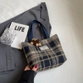 Borsa tote in lana a quadri marroni con manici blu e charm a forma di orsetto di peluche - Piccolo Nero Con Ciondolo Marrone
