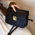 Elegante bolso bandolera de cuero negro liso con una hebilla de metal dorado - Negro