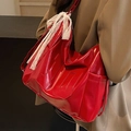 Borsa hobo rossa in vernice lucida con goffratura H e fiocco in pizzo - Borgogna