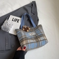 Sac cabas en laine à carreaux bleu et marron avec breloque monstre et poignée - Petit Bleu Avec Pendentif Marron