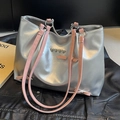 Große silberne Einkaufstasche mit rosa Schleifenband und metallischen Herzdetails - Silber