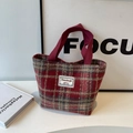 Sac cabas rétro en laine à carreaux rouge et marron avec anses bordeaux chic - Petit Rouge Sans Pendentif