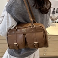 Borsa a spalla vintage marrone capiente con due tasche frontali mostrata sulla modella - Marrone