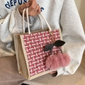 Borsa tote in lino a quadri rossi con ciondolo a ciliegia rosa tenuta in mano - Stile Cerniera Rosso Con Ciondolo Ciliegia Rosa