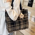 Borsa tote classica a quadri per studentesse con simpatico ciondolo di peluche beige - Grande Nero Con Ciondolo Mostro Cachi