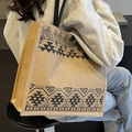 Détail du grand sac cabas en jute avec motifs ethniques et poignées noires - Grand Triangle