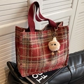 Grande borsa tote in lana a quadri rossi e marroni con un simpatico ciondolo bianco - Grande Rosso Con Ciondolo Mostro Cachi