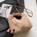 Bolso de felpa beige para invierno con asa fruncida y correa de piel - Caqui