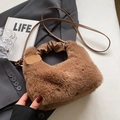Bolso de peluche marrón con asa fruncida de piel sintética y correa ajustable - Marrón