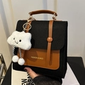 Chique zwarte tweed en bruine lederen tas met witte pluchen wolkenhanger als accessoire - Met Witte Lange Benen Wolk Hanger / Zwart